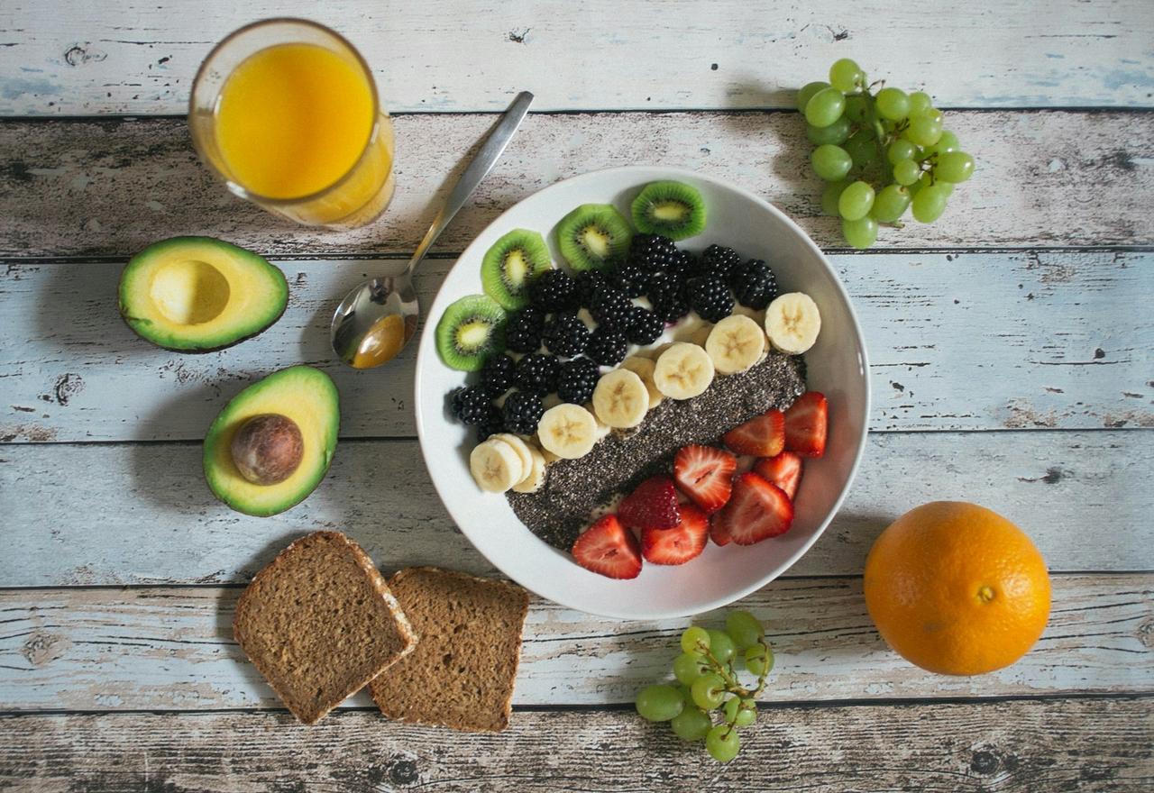high-protein plant-based breakfasts — colorful breakfast bowl with beans and avocado